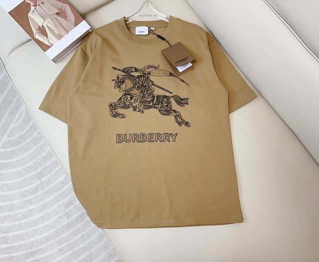 Bur**新款新型刺绣战马徽标logot-Shirt 定制纯棉面料 克重高 质感好 舒适亲肤 采用新型刺绣战马徽标logo点缀 洋气百搭 男女同款 最高品质 欢